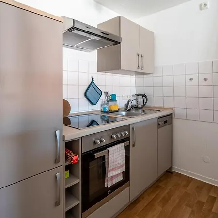 Gemuetliche 2-zimmer - Balkon - Parkplatz - Smart Tv - Arbeitsplatz Apartment *